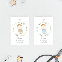 Pack de 15 etiquetas o pegatinas personalizadas de bautizo colección Rosquito Bebé, diseño con bebé arropado entre ramas en tonos suaves