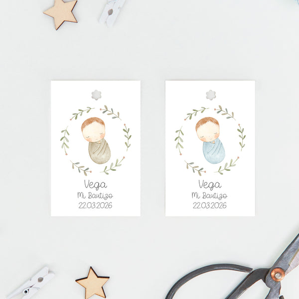 Pack de 15 etiquetas o pegatinas personalizadas de bautizo colección Rosquito Bebé, diseño con bebé arropado entre ramas en tonos suaves