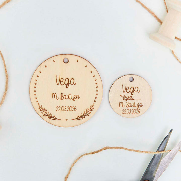 etiquetas de madera con grabado personalizado para bautizo en dos tamaños
