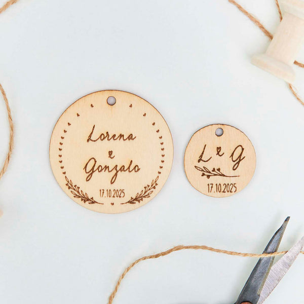 Etiquetas de madera grabada para bodas en dos tamaños