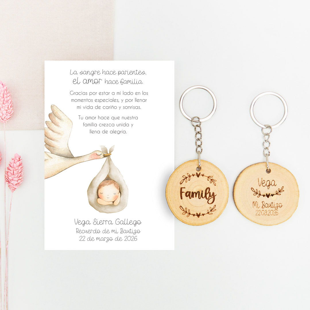 Llavero family con tarjeta de agradecimiento para invitados de bautizo de la colección Cigüeña. 