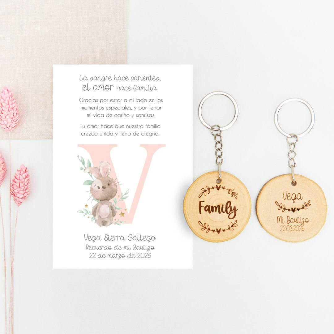 Llavero family con tarjeta de agradecimiento para invitados de bautizo de la colección Inicial. 