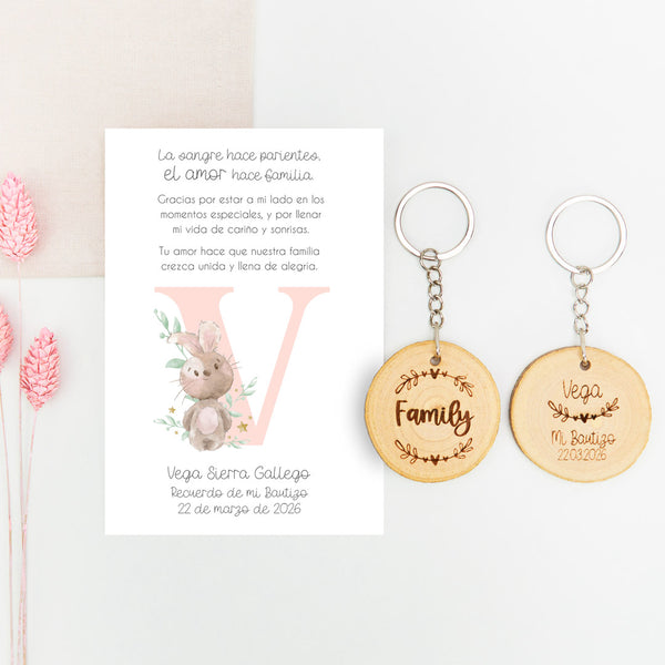 Llavero family con tarjeta de agradecimiento para invitados de bautizo de la colección Inicial. 