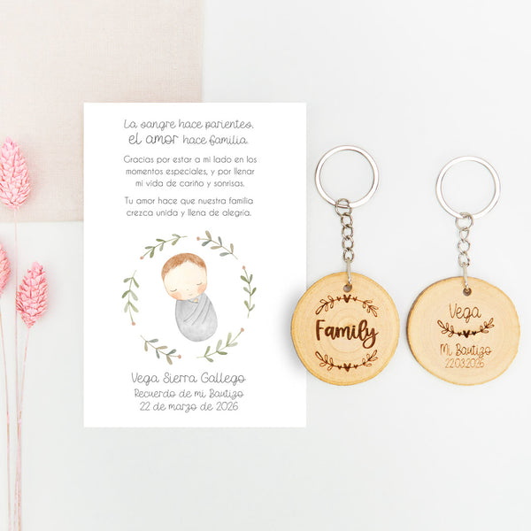 Llavero family con tarjeta de agradecimiento para invitados de bautizo de la colección Rosquito Bebé. 
