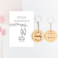 llavero con tarjeta family para invitados de boda de la colección Susurros con diseño de dos chicos