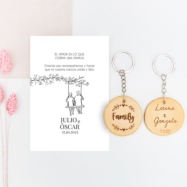 llavero con tarjeta family para invitados de boda de la colección Susurros con diseño de dos chicos
