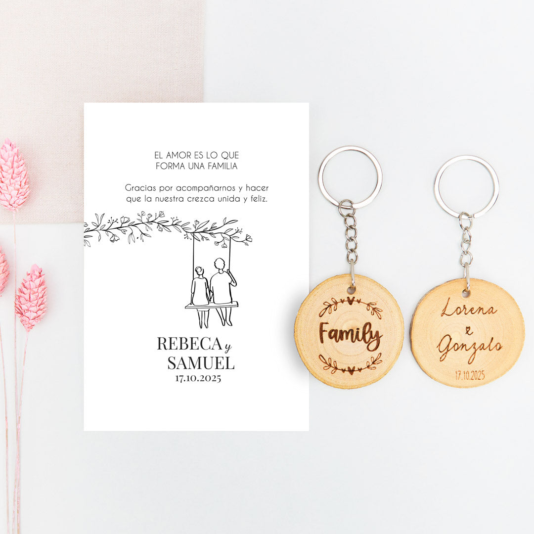 llavero con tarjeta family para invitados de boda de la colección Susurros con diseño de chica y chico