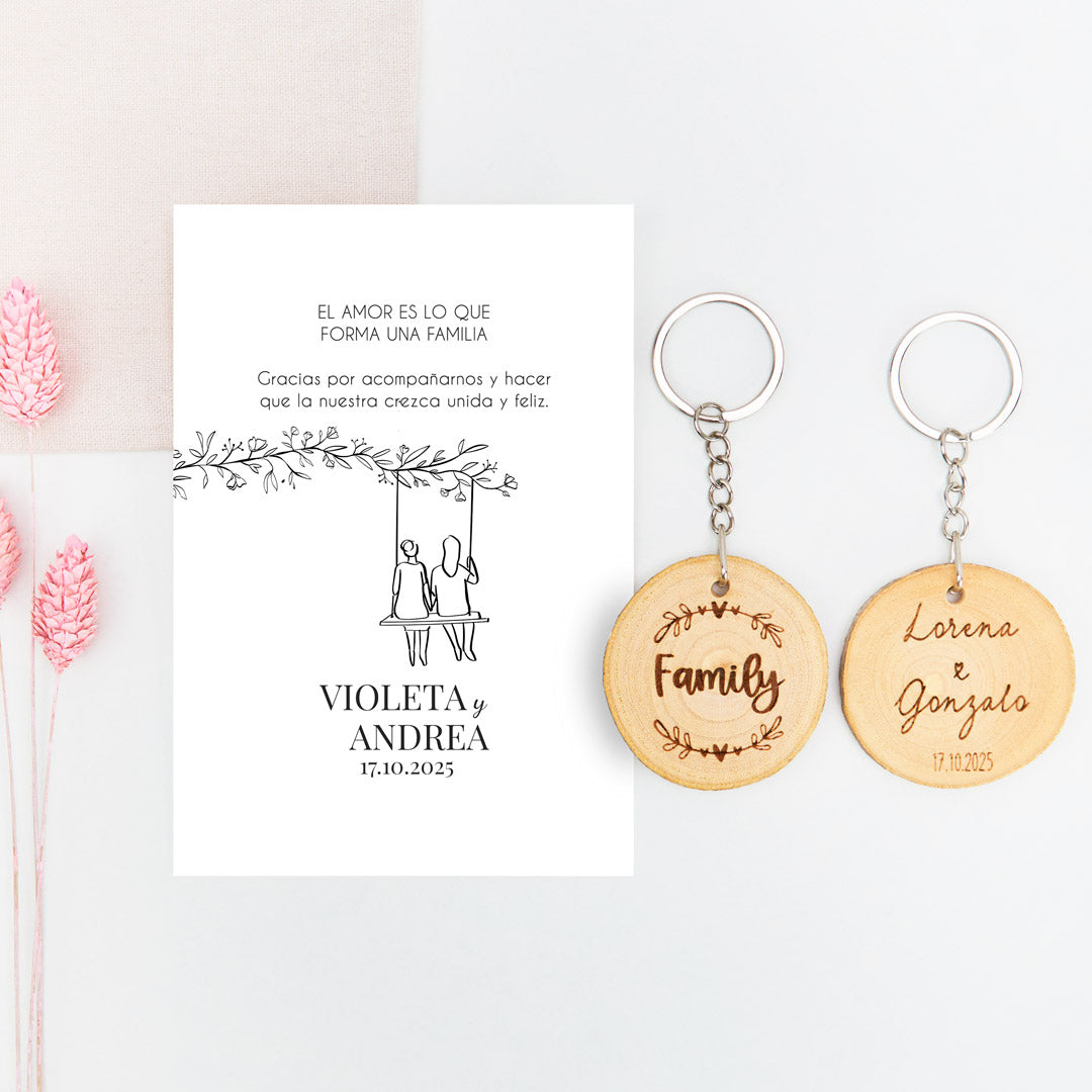 llavero con tarjeta family para invitados de boda de la colección Susurros con diseño de dos chicas