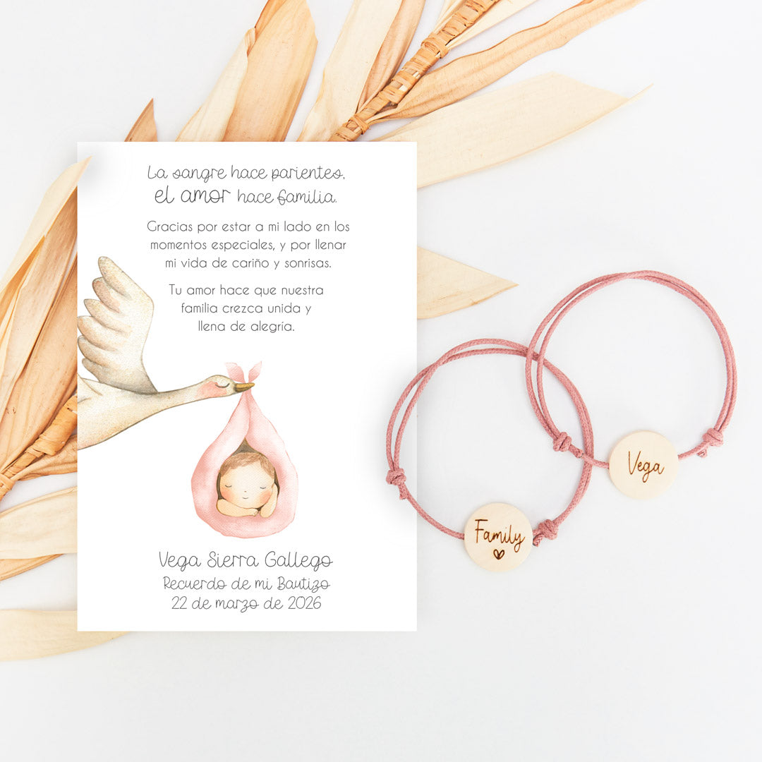 Pulsera con tarjeta family para invitados de bautizo con diseño de cigüeña. 