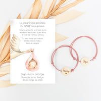 Pulsera con tarjeta family para invitados de bautizo con diseño de cigüeña. 
