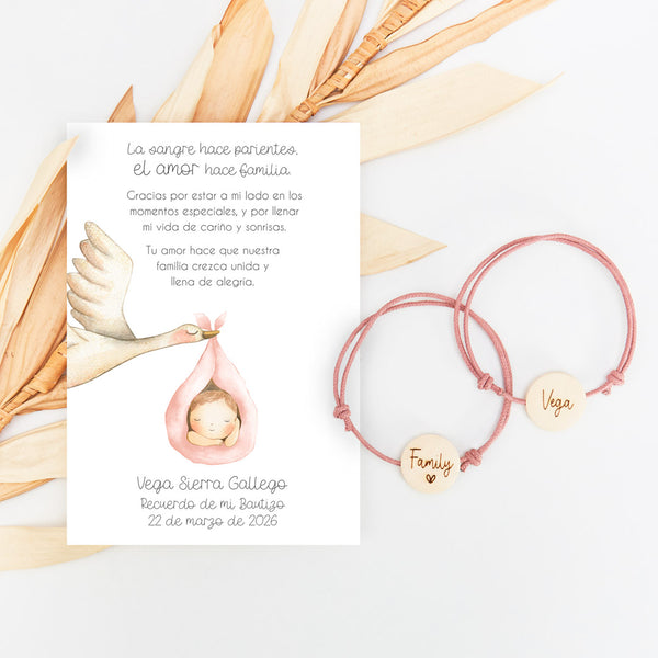Pulsera con tarjeta family para invitados de bautizo con diseño de cigüeña. 