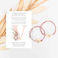 Pulsera con tarjeta family para invitados de bautizo con diseño de inicial. 