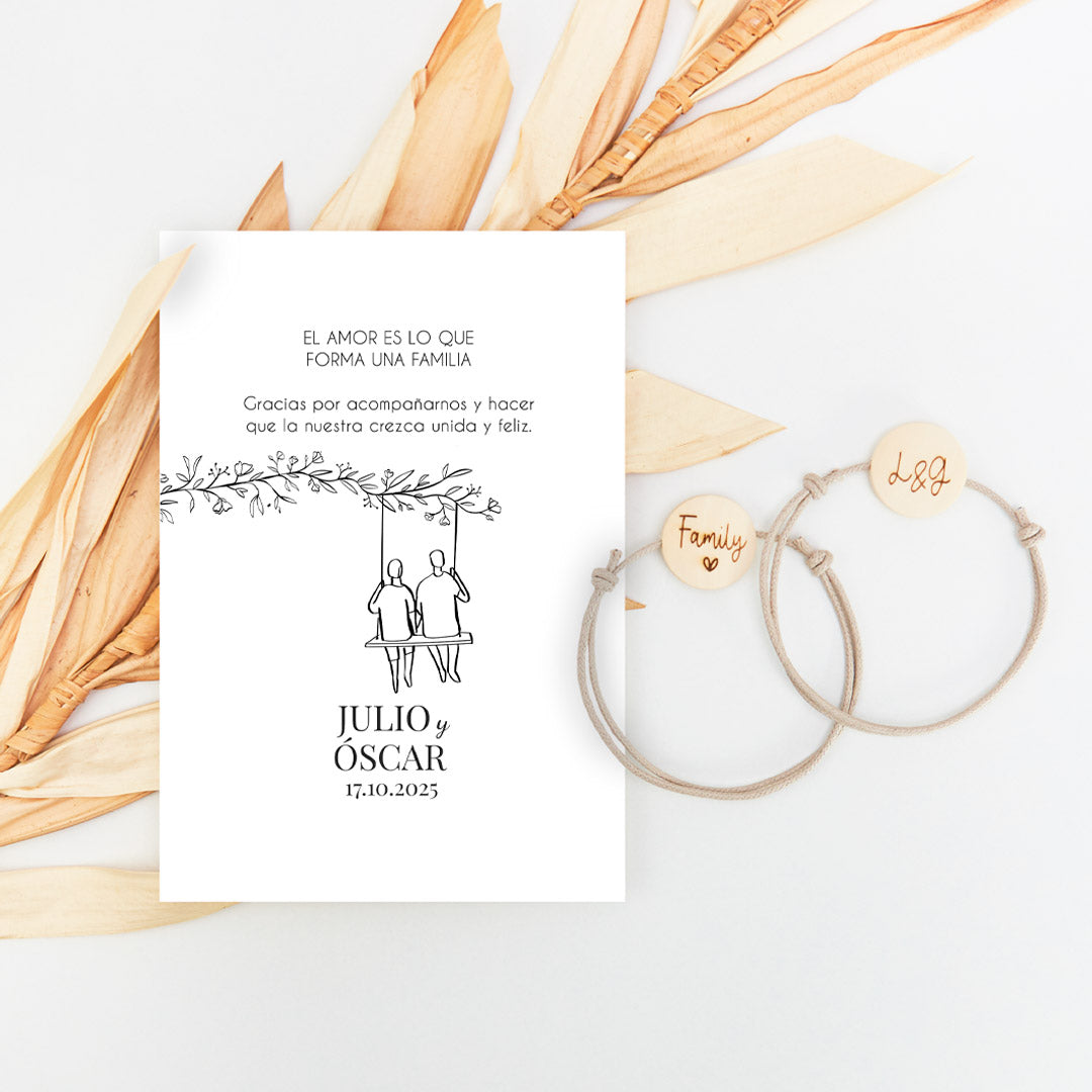 pulsera con tarjeta family para invitados de boda de la colección Susurros con diseño de dos chicos