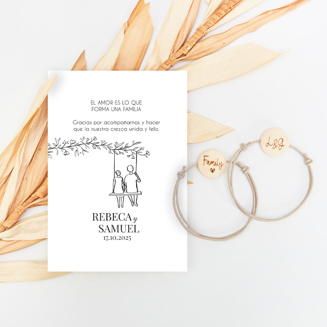 pulsera con tarjeta family para invitados de boda de la colección Susurros con diseño de chica y chico