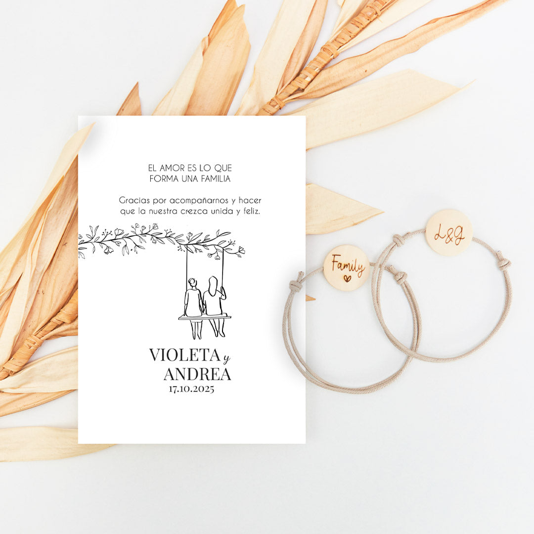 pulsera con tarjeta family para invitados de boda de la colección Susurros con diseño de dos chicas
