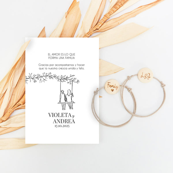 pulsera con tarjeta family para invitados de boda de la colección Susurros con diseño de dos chicas