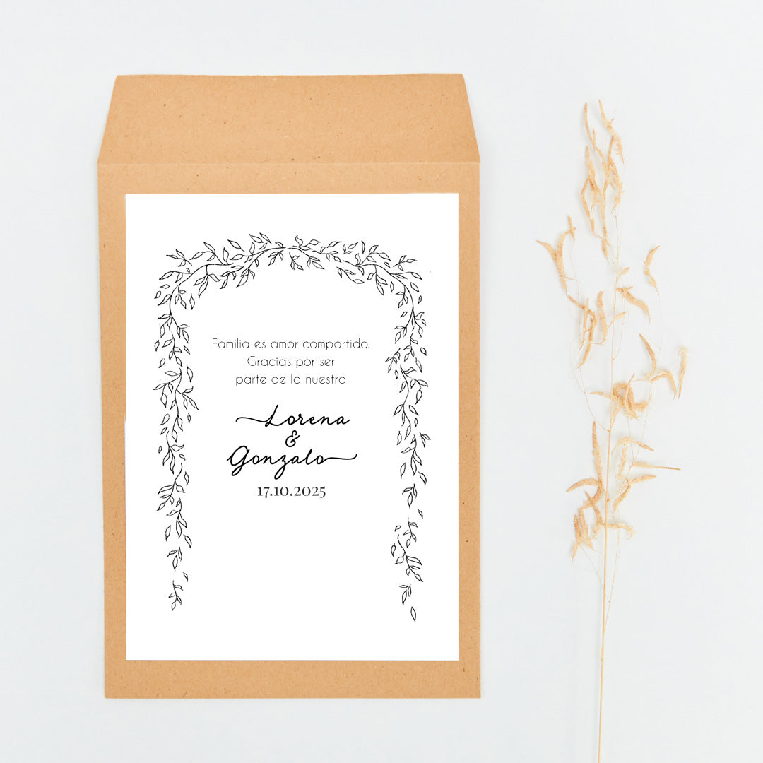 Sobre como envoltorio del llavero y pulsera Family para invitados de boda de la Colección Bosque Secreto. 