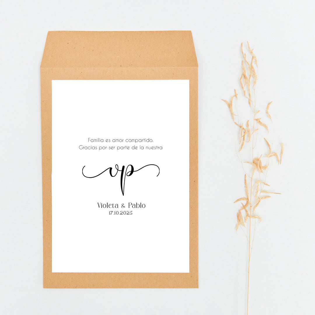 Sobre como envoltorio del llavero y pulsera Family para invitados de boda de la Colección Eterna. 