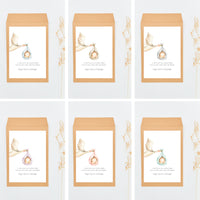 Opciones de color para el sobre del llavero y la pulsera family para invitados de bautizo de la colección cigüeña. 