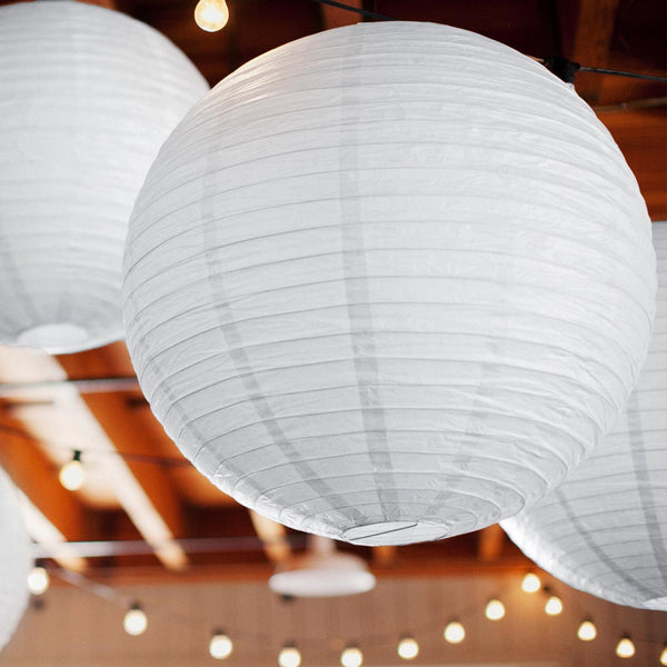 Decoración con farolillos de papel en varios tamaños