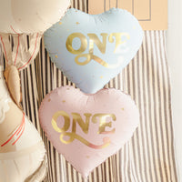 Decoración primer cumpleaños con globo foil corazón