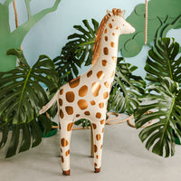Globo foil XL jirafa de pie en beige y marrón caramelo con manchas para fiesta safari 49x114 cm