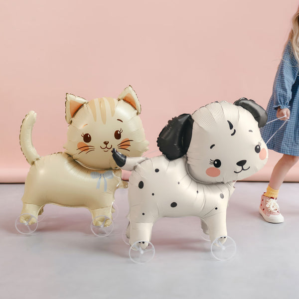 Globos foil mascotas con ruedas decorando fiesta temática de animales domésticos infantil