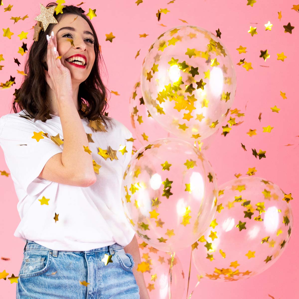 Globo transparente de 30 cm con confeti metálico dorado en forma de estrellas. Pack de 6 unidades.