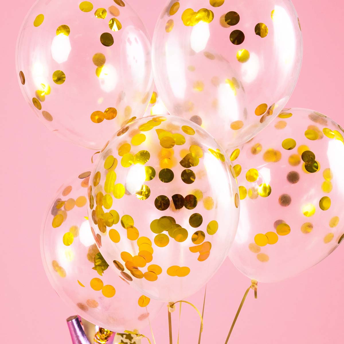 Globo transparente de 30 cm con confeti metálico dorado en forma de topos. Pack de 6 unidades.