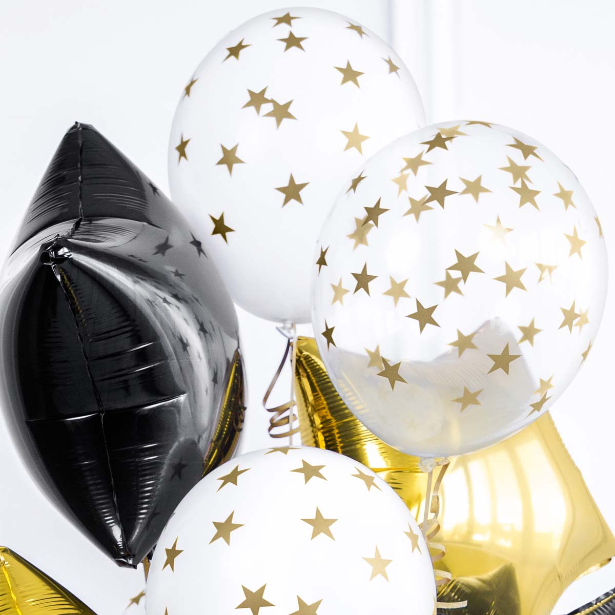Globos blancos de 30 cm con estampado de estrellas en dorado o plata. Decoración elegante para celebraciones.