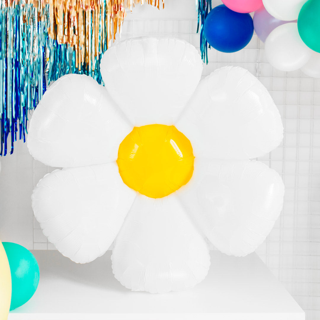 Globo con forma de margarita blanca y centro amarillo