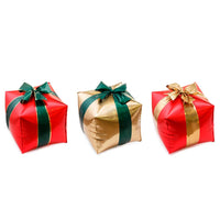 Detalle del set de 3 globos con forma de regalo de Navidad, rojo, dorado y verde con lazo, 36 cm