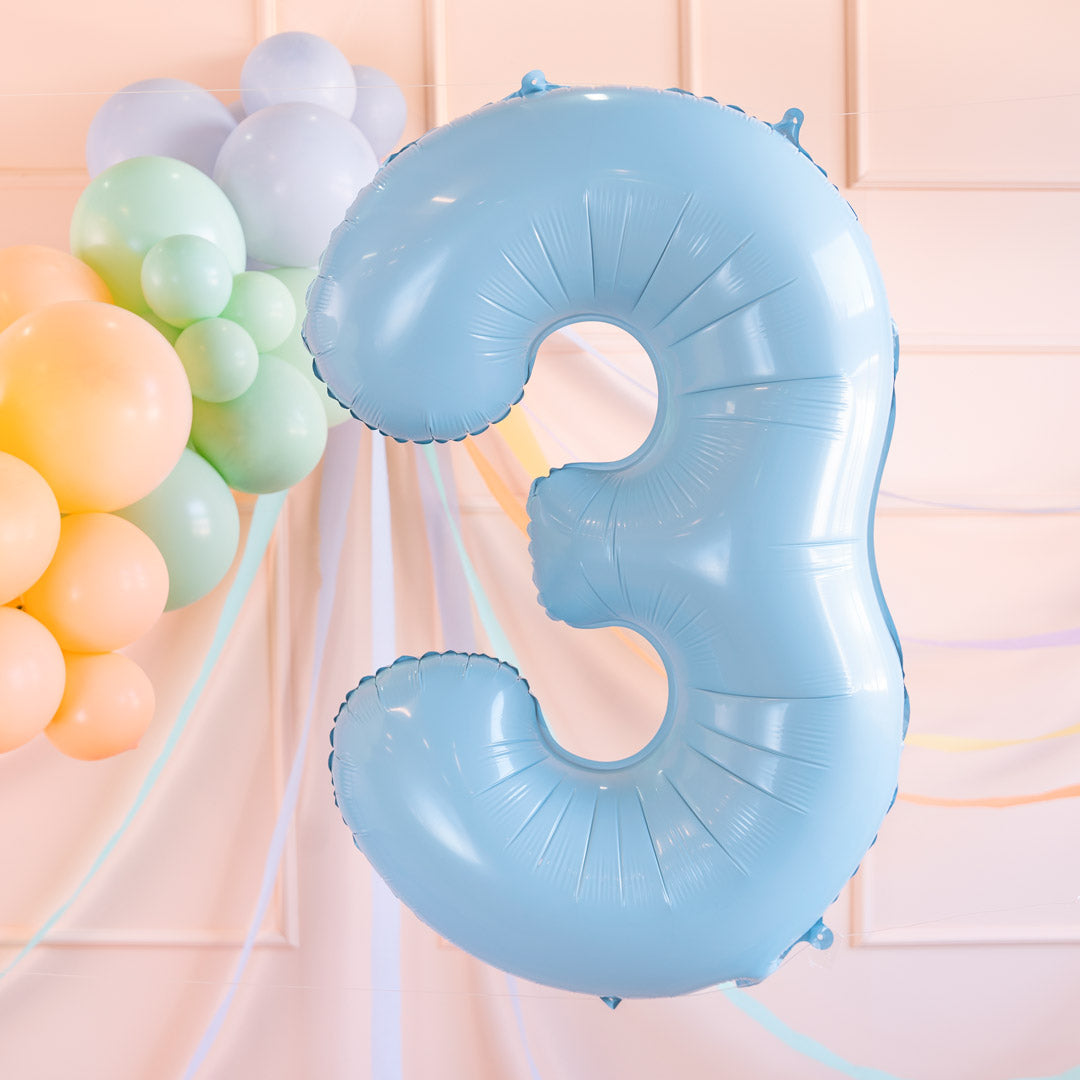 Decoración de cumpleaños con globos foil números gigantes