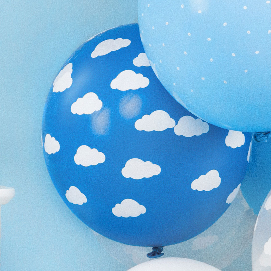 Globos azul pastel con estampado de nubes