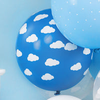 Globos azul pastel con estampado de nubes