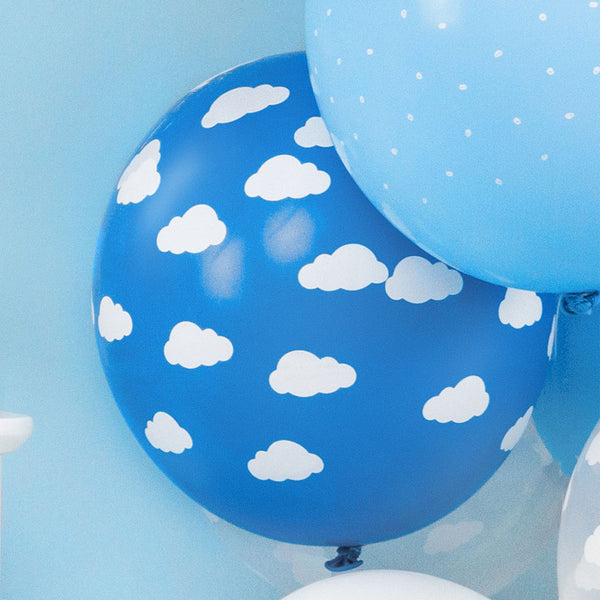Globos azul pastel con estampado de nubes