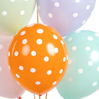 Pack 6 globos pastel con topos blancos para decorar fiestas