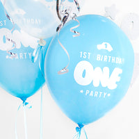Globos de 30 cm para primer cumpleaños en azul y blanco con inscripción “1st Birthday Party – ONE”.