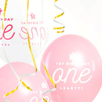 Globos de 30 cm para primer cumpleaños en rosa y blanco con inscripción “1st Birthday Party – ONE”.