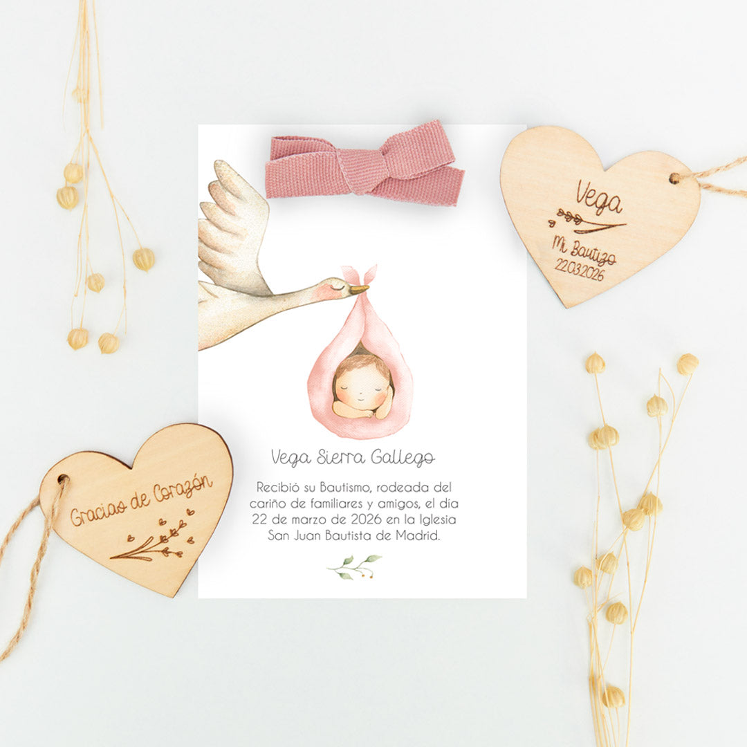 corazón de madera grabado con recordatorio para invitados de bautizo de la colección Cigüeña