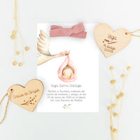 corazón de madera grabado con recordatorio para invitados de bautizo de la colección Cigüeña