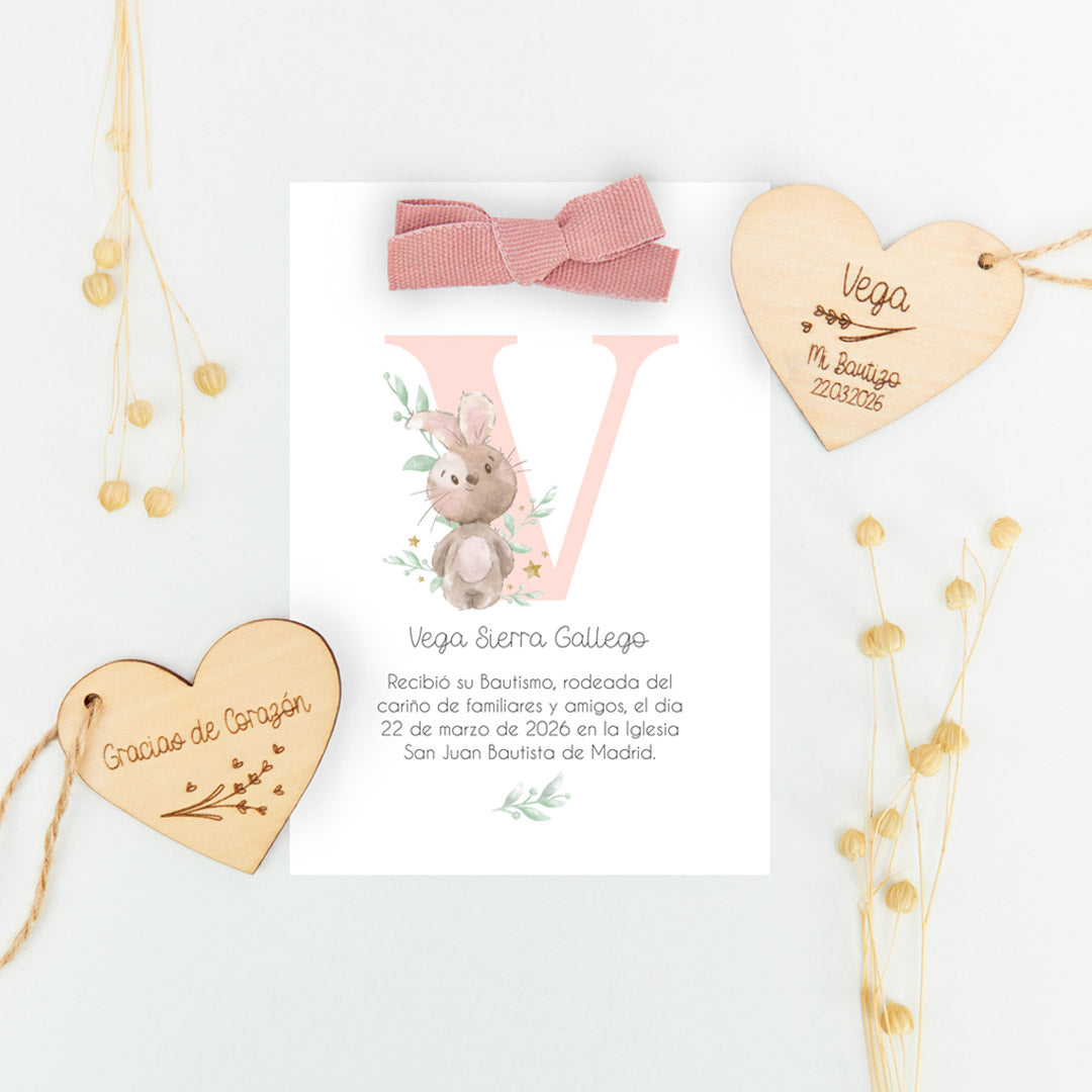 corazón de madera grabado con recordatorio para invitados de bautizo de la colección Inicial