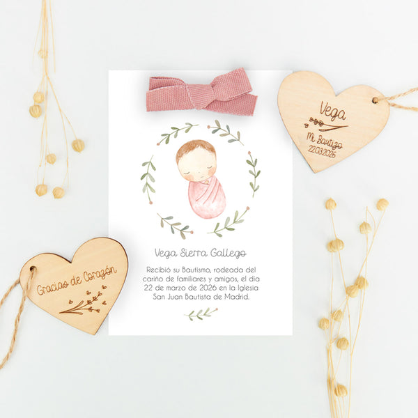corazón de madera grabado con recordatorio para invitados de bautizo de la colección Rosquito Bebé