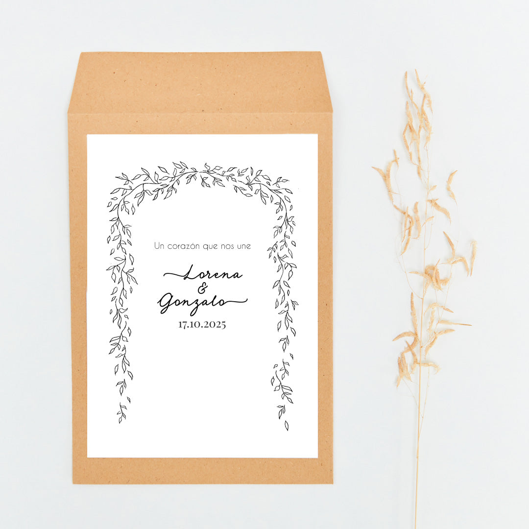 sobre de la tarjeta de agradecimiento con corazón de madera para invitados de boda de la colección Bosque Secreto. 