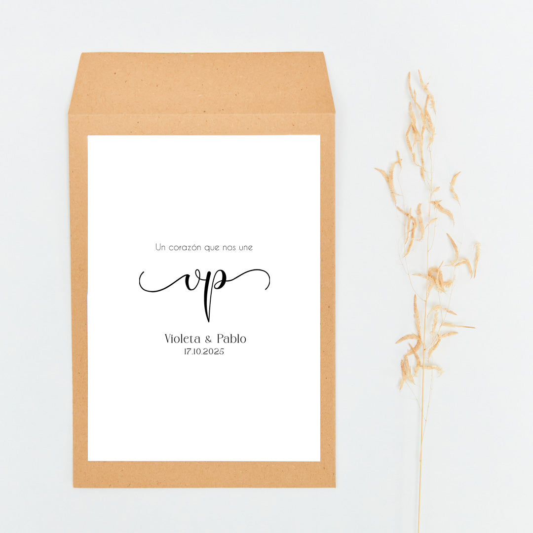 sobre de la tarjeta de agradecimiento con corazón de madera para invitados de boda de la colección Eterna. 