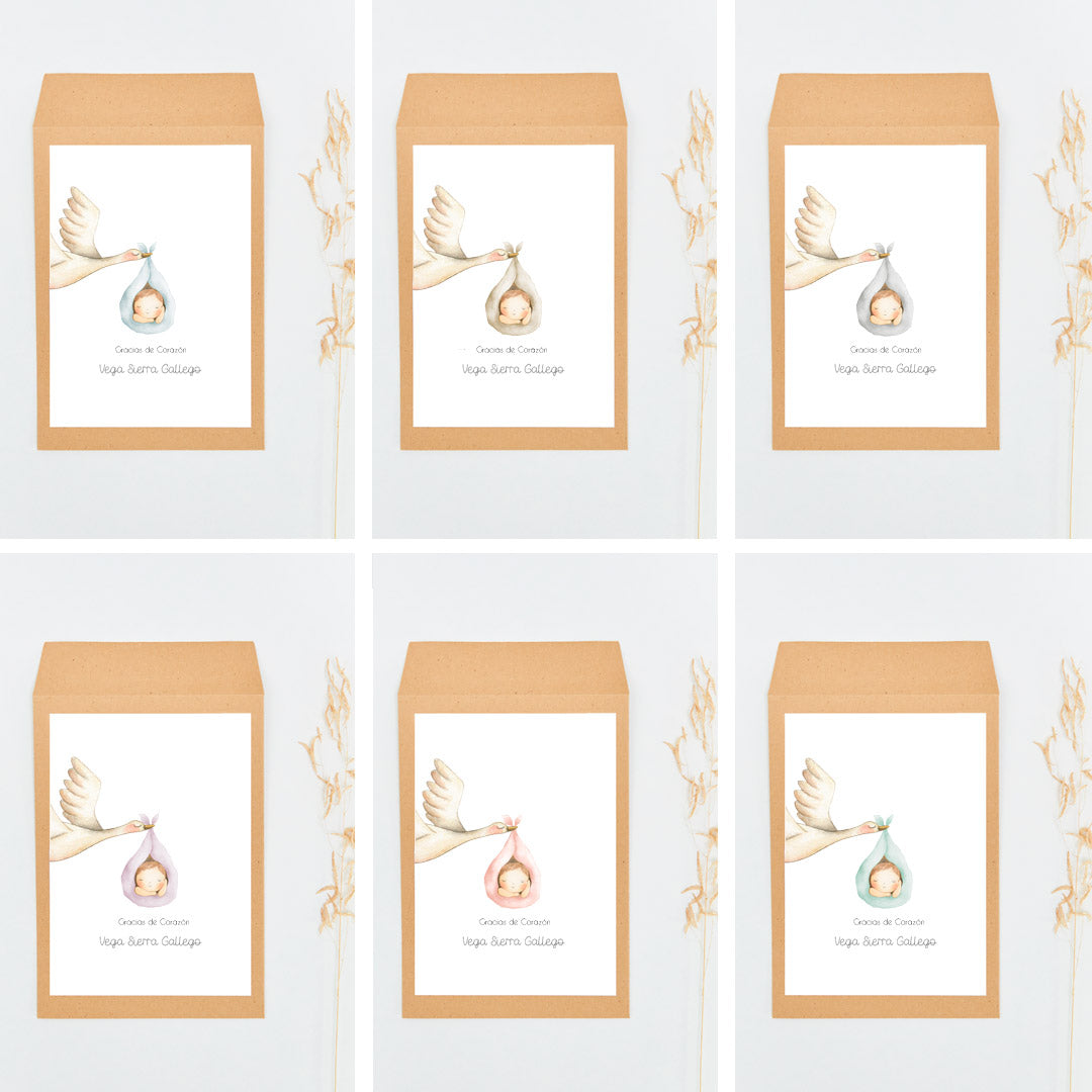 Opciones de diseño, de la colección cigüeña, para los sobres de las tarjetas con corazón para invitados de bautizo.