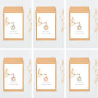 Opciones de diseño, de la colección cigüeña, para los sobres de las tarjetas con corazón para invitados de bautizo.