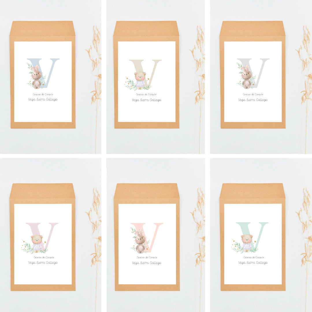 Opciones de diseño, de la colección inicial, para los sobres de las tarjetas con corazón para invitados de bautizo.