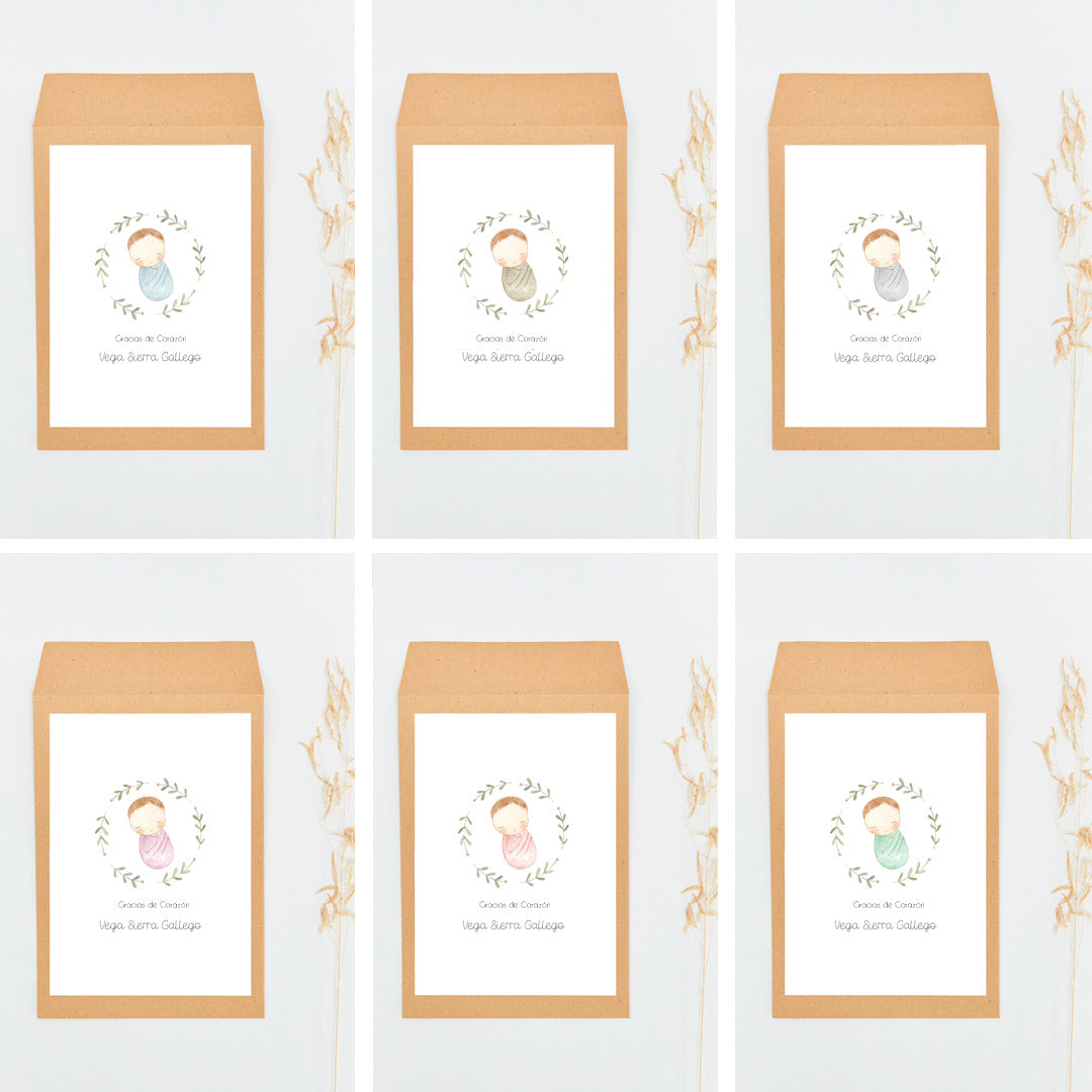 Opciones de diseño, de la colección rosquito bebé, para los sobres de las tarjetas con corazón para invitados de bautizo.