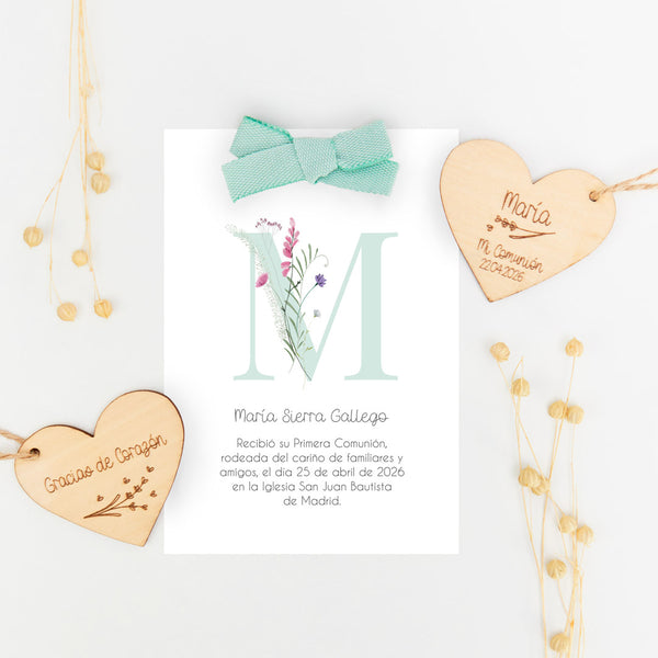corazón de madera grabado con recordatorio para invitados de comunión de la colección Inicial
